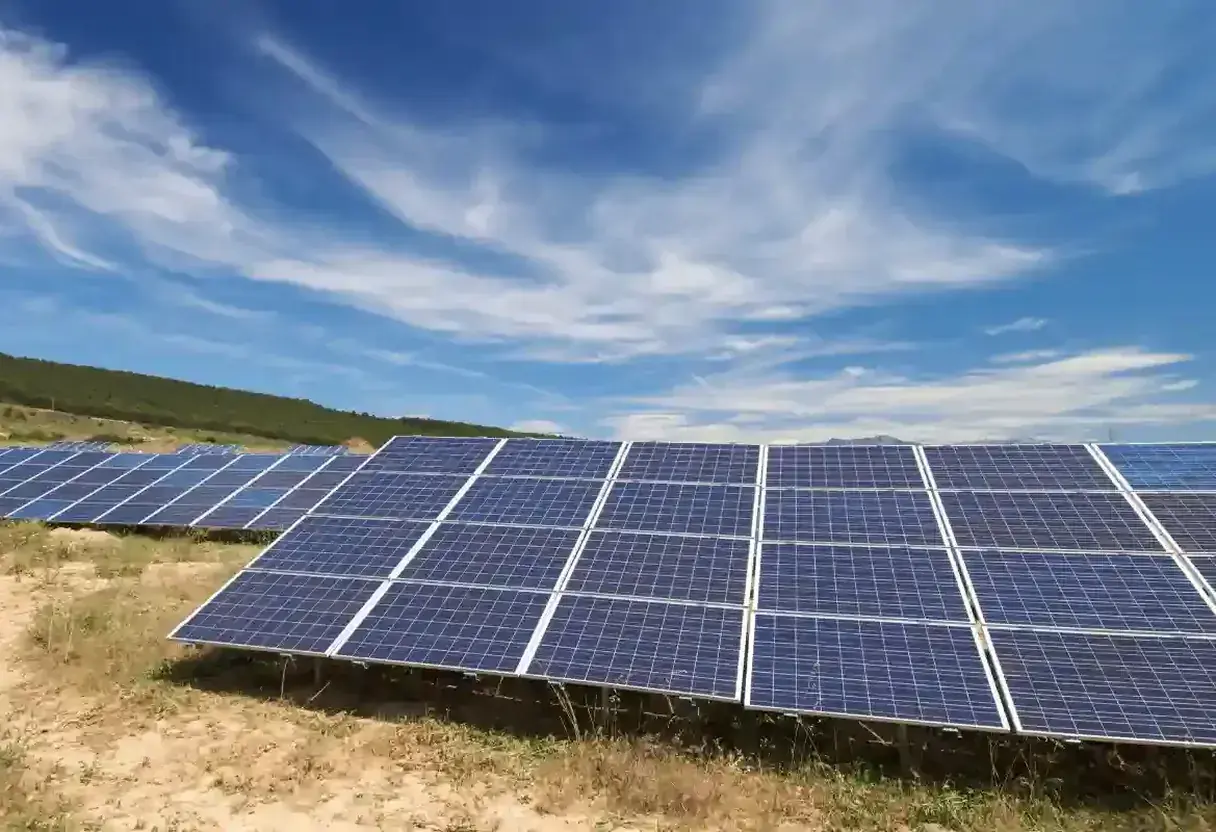 Placas de energia solar instaladas em área de agronegócio em Goiás