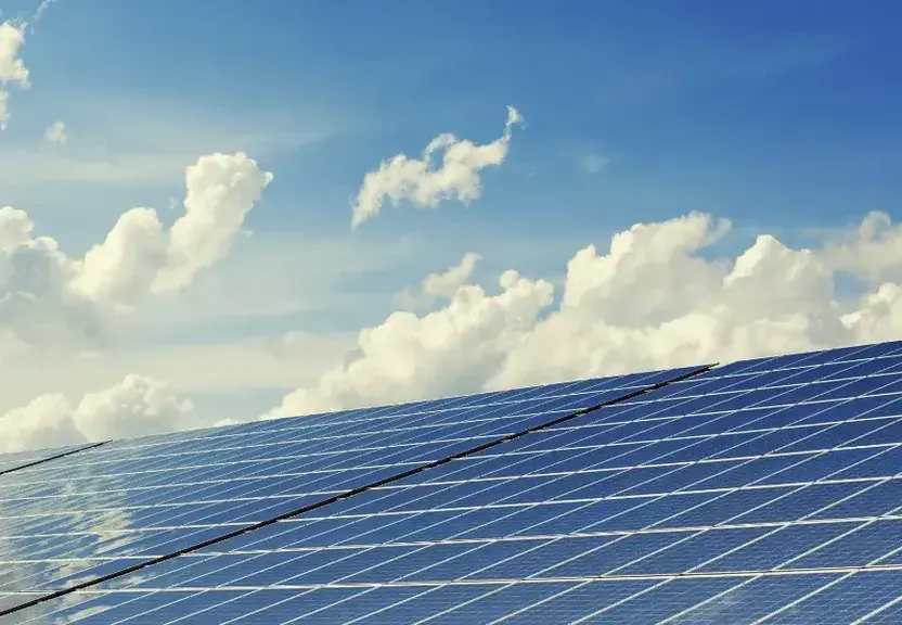 Placas de energia solar instaladas em imóvel comercial em Goiânia