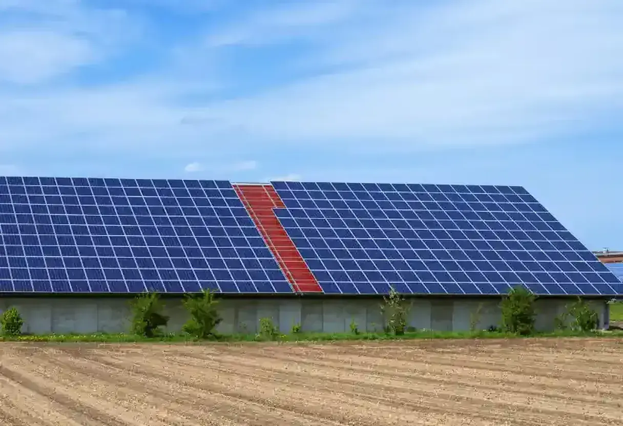 Usina de placas solares instalada em solo numa propriedade rural em Goiás
