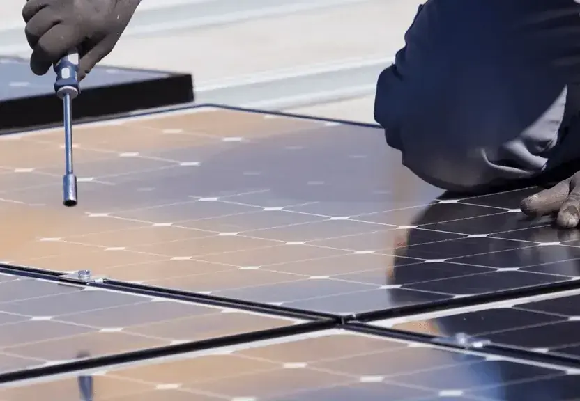 Limpeza e manutenção de placas de energia solar em telhado em Goiânia